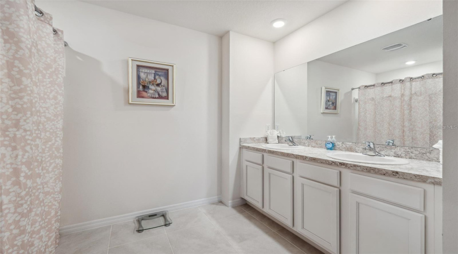 DAVENPORT, Florida 33837, 5 Bedrooms Bedrooms, ,3 BathroomsBathrooms,Residential,For Sale,CHINOY,0,MFRP4937877