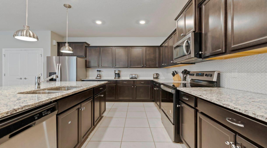 DAVENPORT, Florida 33897, 10 Bedrooms Bedrooms, ,8 BathroomsBathrooms,Residential,For Sale,LANA AVENUE,0,MFRO6383410