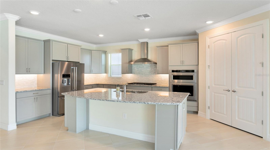 ORLANDO, Florida 32836, 6 Bedrooms Bedrooms, ,4 BathroomsBathrooms,Residential,For Sale,HANGING VINE,0,MFRO6383557