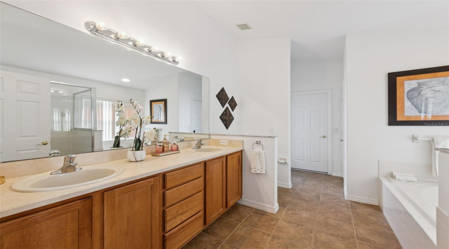 en-suite bathroom #1