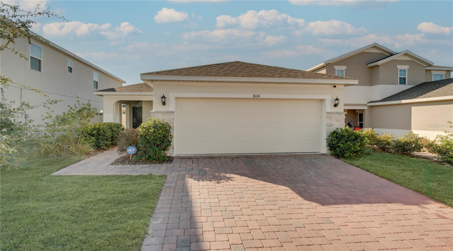 DAVENPORT, Florida 33837, 4 Bedrooms Bedrooms, ,2 BathroomsBathrooms,Residential,For Sale,SWAN SWIM,0,MFRO6383788