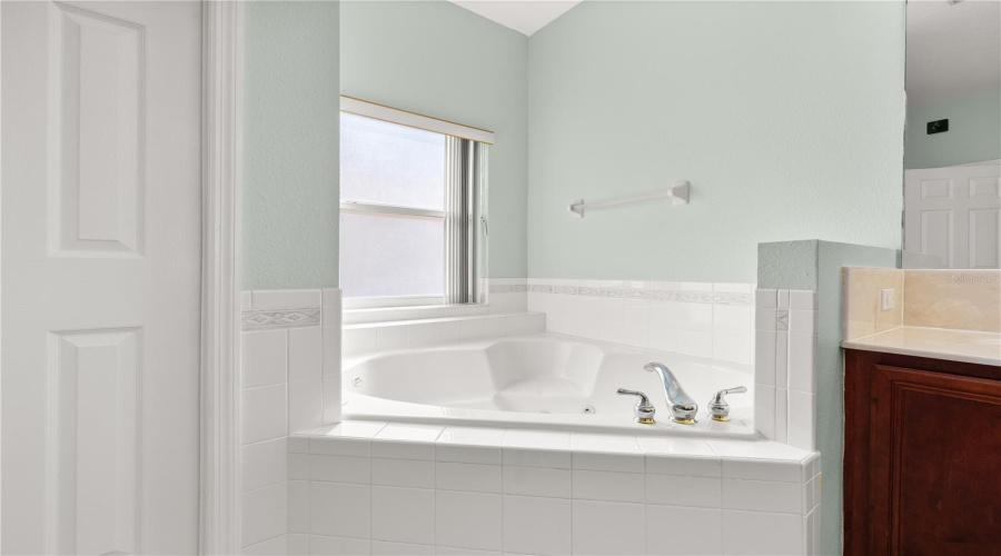 KISSIMMEE, Florida 34746, 5 Bedrooms Bedrooms, ,3 BathroomsBathrooms,Residential,For Sale,WINDWARD OAKS,0,MFRO6383771