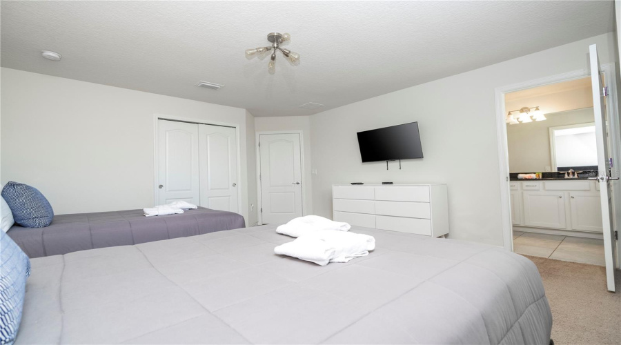 KISSIMMEE, Florida 34747, 6 Bedrooms Bedrooms, ,4 BathroomsBathrooms,Residential,For Sale,RHODES,0,MFRO6381275