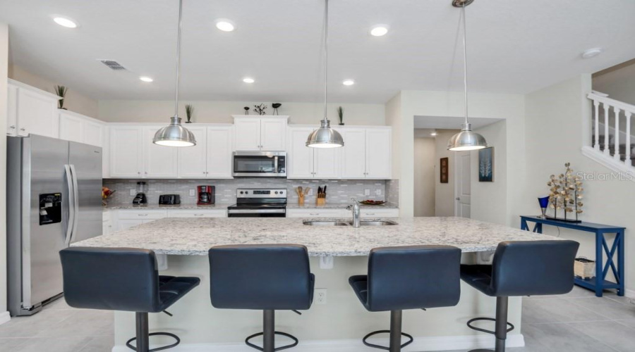 DAVENPORT, Florida 33897, 5 Bedrooms Bedrooms, ,4 BathroomsBathrooms,Residential,For Sale,LAVA TREE DR,0,MFRO6338426