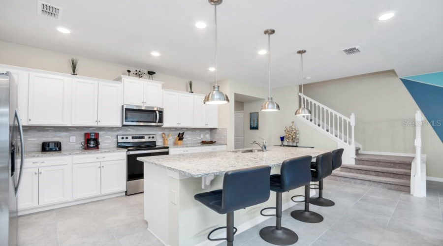 DAVENPORT, Florida 33897, 5 Bedrooms Bedrooms, ,4 BathroomsBathrooms,Residential,For Sale,LAVA TREE DR,0,MFRO6338426