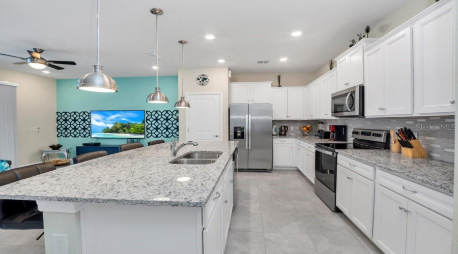 DAVENPORT, Florida 33897, 5 Bedrooms Bedrooms, ,4 BathroomsBathrooms,Residential,For Sale,LAVA TREE DR,0,MFRO6338426