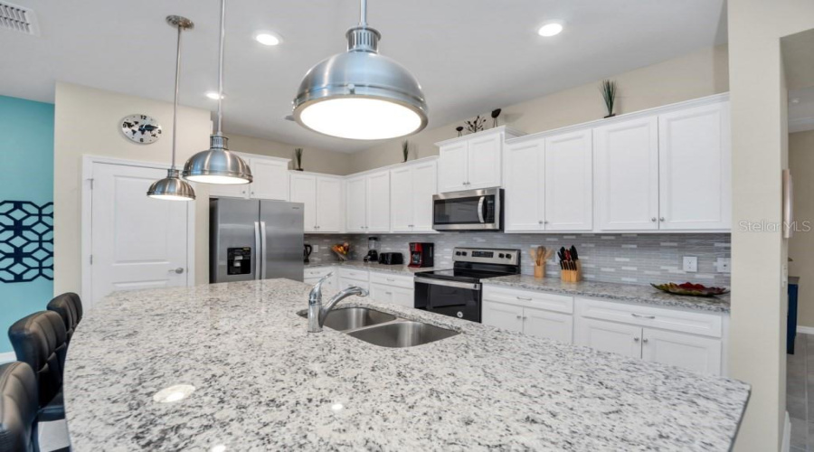 DAVENPORT, Florida 33897, 5 Bedrooms Bedrooms, ,4 BathroomsBathrooms,Residential,For Sale,LAVA TREE DR,0,MFRO6338426