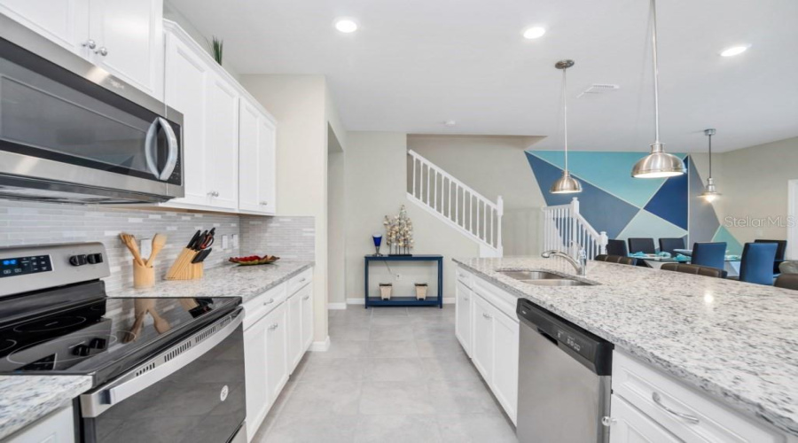 DAVENPORT, Florida 33897, 5 Bedrooms Bedrooms, ,4 BathroomsBathrooms,Residential,For Sale,LAVA TREE DR,0,MFRO6338426