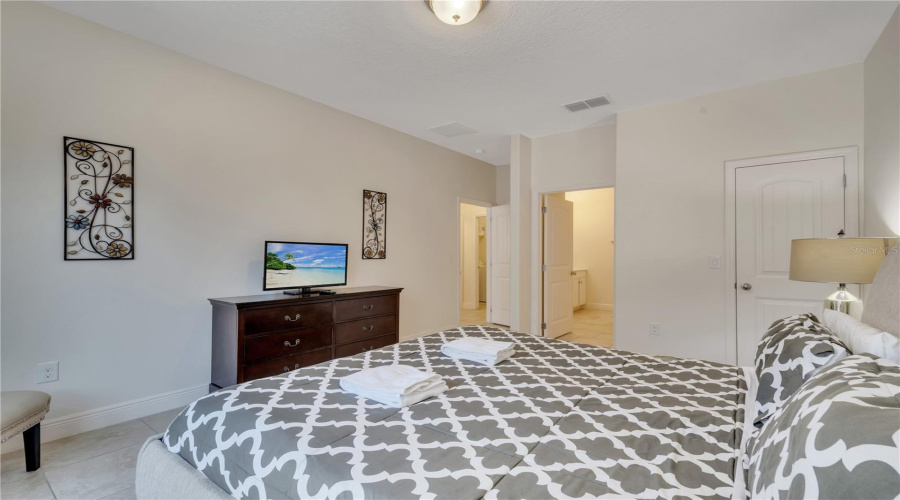 DAVENPORT, Florida 33837, 6 Bedrooms Bedrooms, ,4 BathroomsBathrooms,Residential,For Sale,ACORN,0,MFRG5095213