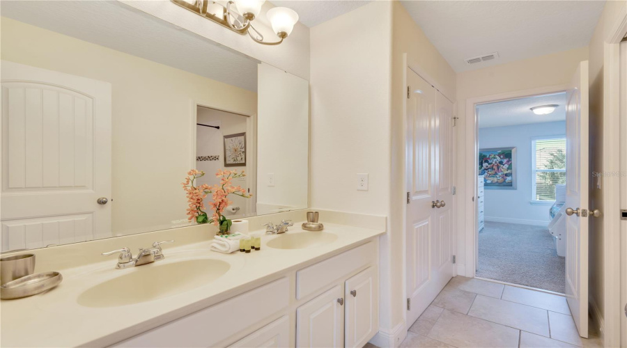 DAVENPORT, Florida 33837, 6 Bedrooms Bedrooms, ,4 BathroomsBathrooms,Residential,For Sale,ACORN,0,MFRG5095213