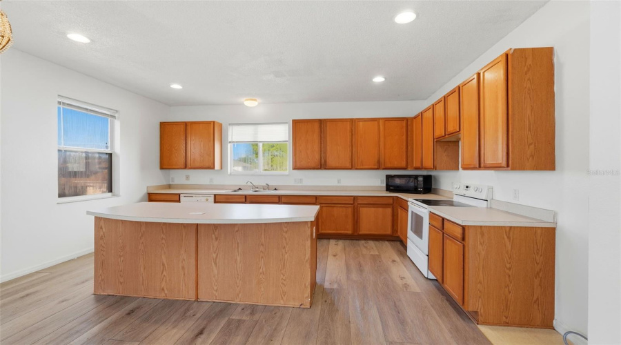 DAVENPORT, Florida 33897, 3 Bedrooms Bedrooms, ,2 BathroomsBathrooms,Residential,For Sale,ROSELING,0,MFRG5105391