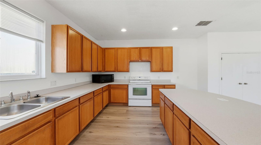 DAVENPORT, Florida 33897, 3 Bedrooms Bedrooms, ,2 BathroomsBathrooms,Residential,For Sale,ROSELING,0,MFRG5105391