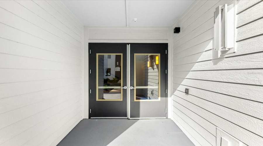 Building entrance 1/4 units