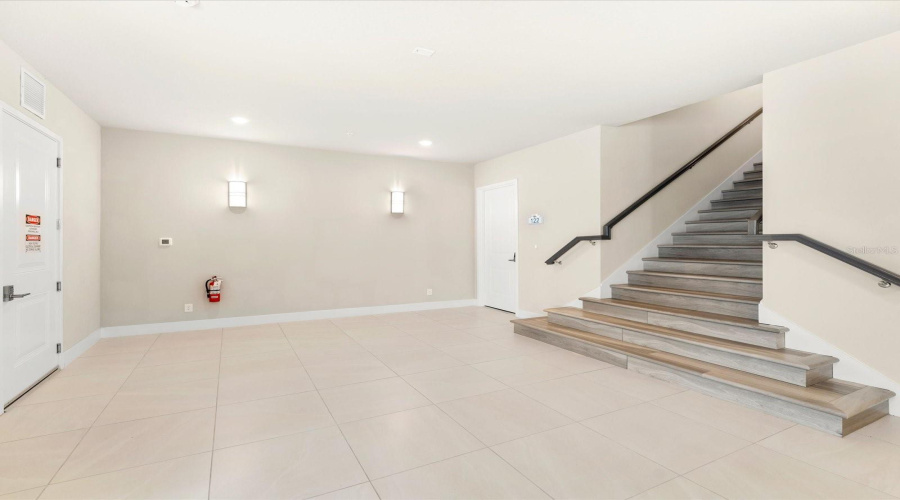 Building entrance 1/4 units