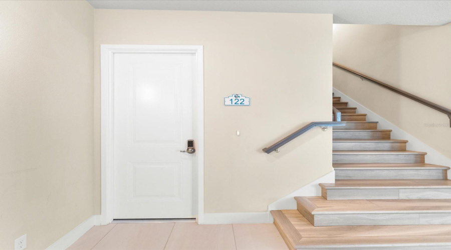 Building entrance 1/4 units