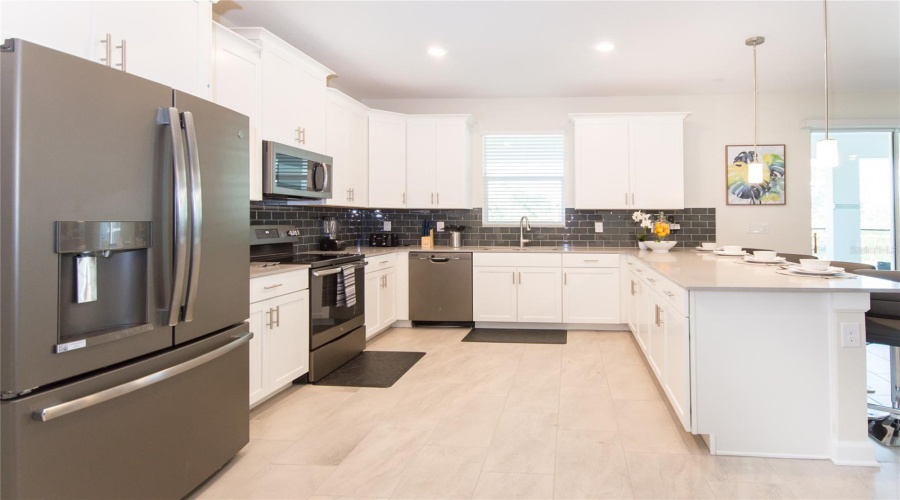 DAVENPORT, Florida 33896, 6 Bedrooms Bedrooms, ,6 BathroomsBathrooms,Residential,For Sale,INTERLOCKING,0,MFRO6384488