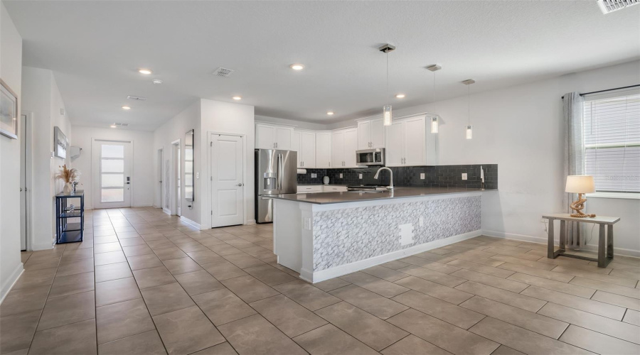 DAVENPORT, Florida 33896, 8 Bedrooms Bedrooms, ,5 BathroomsBathrooms,Residential,For Sale,SOMMERSET HILLS,0,MFRO6384809