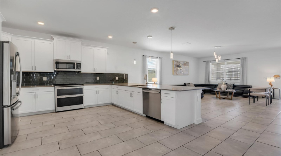 DAVENPORT, Florida 33896, 8 Bedrooms Bedrooms, ,5 BathroomsBathrooms,Residential,For Sale,SOMMERSET HILLS,0,MFRO6384809