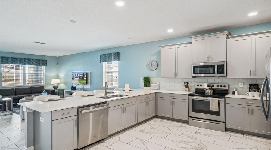 DAVENPORT, Florida 33896, 9 Bedrooms Bedrooms, ,5 BathroomsBathrooms,Residential,For Sale,STINGER,0,MFRS5144582