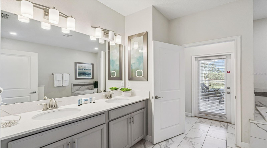 DAVENPORT, Florida 33896, 9 Bedrooms Bedrooms, ,5 BathroomsBathrooms,Residential,For Sale,STINGER,0,MFRS5144582