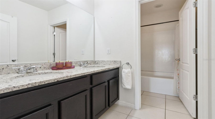 DAVENPORT, Florida 33837, 6 Bedrooms Bedrooms, ,5 BathroomsBathrooms,Residential,For Sale,OAKBOURNE,0,MFRO6345733