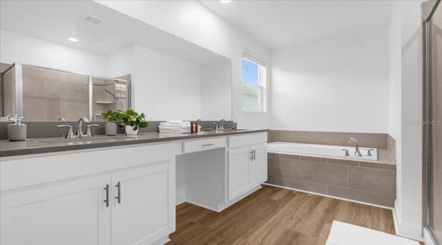 DAVENPORT, Florida 33896, 6 Bedrooms Bedrooms, ,5 BathroomsBathrooms,Residential,For Sale,PLAY THROUGH,0,MFRO6383875