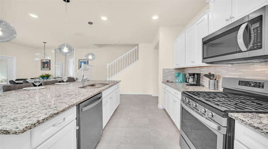 DAVENPORT, Florida 33837, 5 Bedrooms Bedrooms, ,4 BathroomsBathrooms,Residential,For Sale,OAKMOSS,0,MFRO6385813