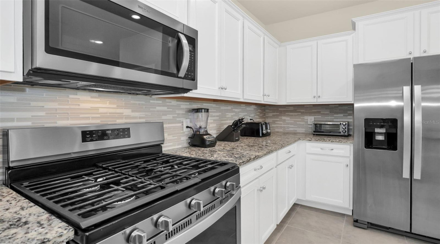 DAVENPORT, Florida 33837, 5 Bedrooms Bedrooms, ,4 BathroomsBathrooms,Residential,For Sale,OAKMOSS,0,MFRO6385813