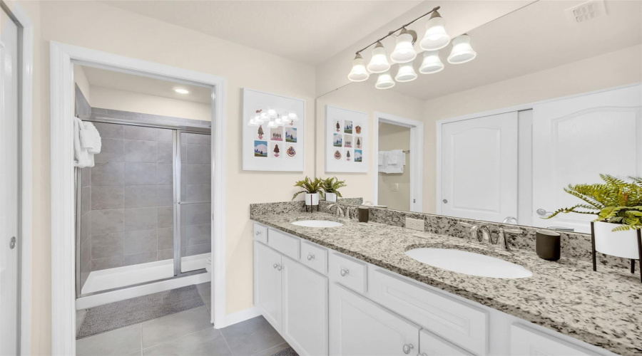 DAVENPORT, Florida 33837, 5 Bedrooms Bedrooms, ,4 BathroomsBathrooms,Residential,For Sale,OAKMOSS,0,MFRO6385813