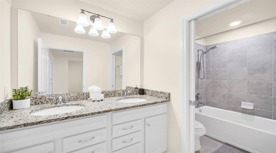 DAVENPORT, Florida 33837, 5 Bedrooms Bedrooms, ,4 BathroomsBathrooms,Residential,For Sale,OAKMOSS,0,MFRO6385813