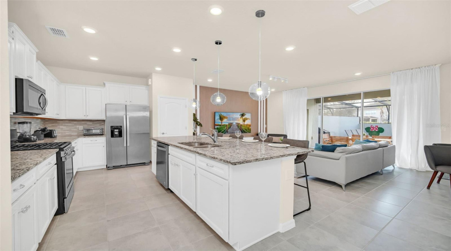 DAVENPORT, Florida 33837, 5 Bedrooms Bedrooms, ,4 BathroomsBathrooms,Residential,For Sale,OAKMOSS,0,MFRO6385813