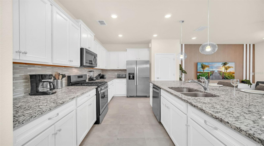 DAVENPORT, Florida 33837, 5 Bedrooms Bedrooms, ,4 BathroomsBathrooms,Residential,For Sale,OAKMOSS,0,MFRO6385813