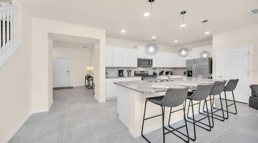 DAVENPORT, Florida 33837, 5 Bedrooms Bedrooms, ,4 BathroomsBathrooms,Residential,For Sale,OAKMOSS,0,MFRO6385813