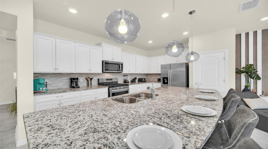 DAVENPORT, Florida 33837, 5 Bedrooms Bedrooms, ,4 BathroomsBathrooms,Residential,For Sale,OAKMOSS,0,MFRO6385813