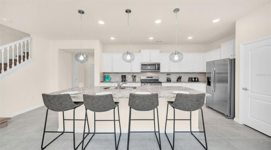 DAVENPORT, Florida 33837, 5 Bedrooms Bedrooms, ,4 BathroomsBathrooms,Residential,For Sale,OAKMOSS,0,MFRO6385813