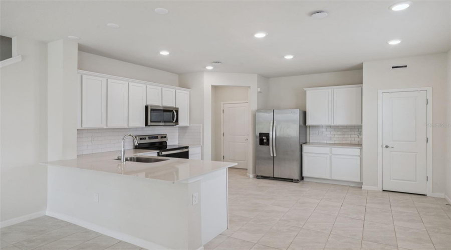 DAVENPORT, Florida 33896, 3 Bedrooms Bedrooms, ,2 BathroomsBathrooms,Residential,For Sale,FETCHING,0,MFRG5108732