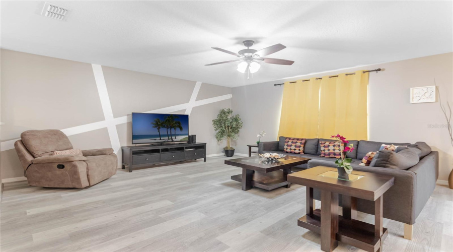 KISSIMMEE, Florida 34746, 6 Bedrooms Bedrooms, ,4 BathroomsBathrooms,Residential,For Sale,BLUE DIAMOND,0,MFRO6386514