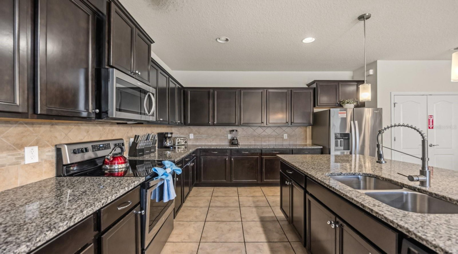 Kitchen comes w/ stinless steel appliances