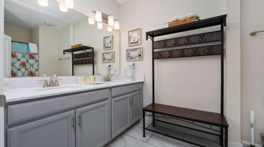 DAVENPORT, Florida 33896, 5 Bedrooms Bedrooms, ,4 BathroomsBathrooms,Residential,For Sale,CABOT CLIFFS,0,MFRO6387305