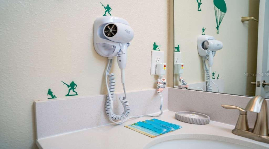 DAVENPORT, Florida 33896, 5 Bedrooms Bedrooms, ,4 BathroomsBathrooms,Residential,For Sale,CABOT CLIFFS,0,MFRO6387305