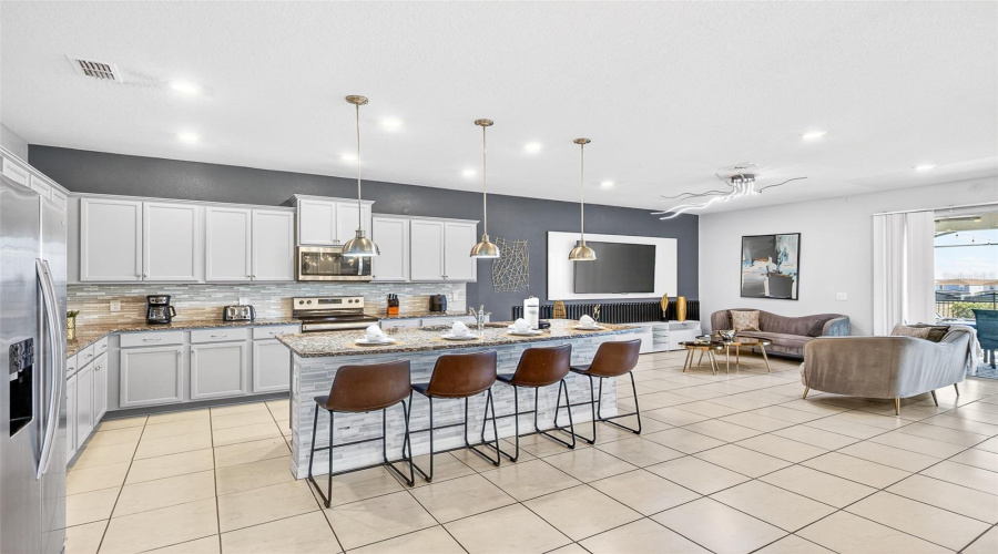 DAVENPORT, Florida 33897, 10 Bedrooms Bedrooms, ,8 BathroomsBathrooms,Residential,For Sale,LANA,0,MFRO6387517