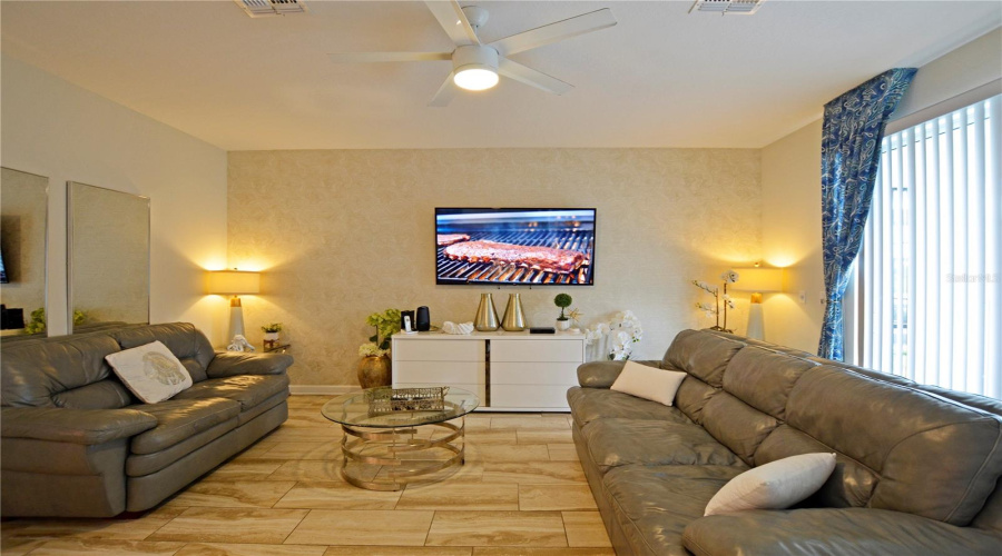 KISSIMMEE, Florida 34746, 6 Bedrooms Bedrooms, ,5 BathroomsBathrooms,Residential,For Sale,KINGS CASTLE,0,MFRO6387556