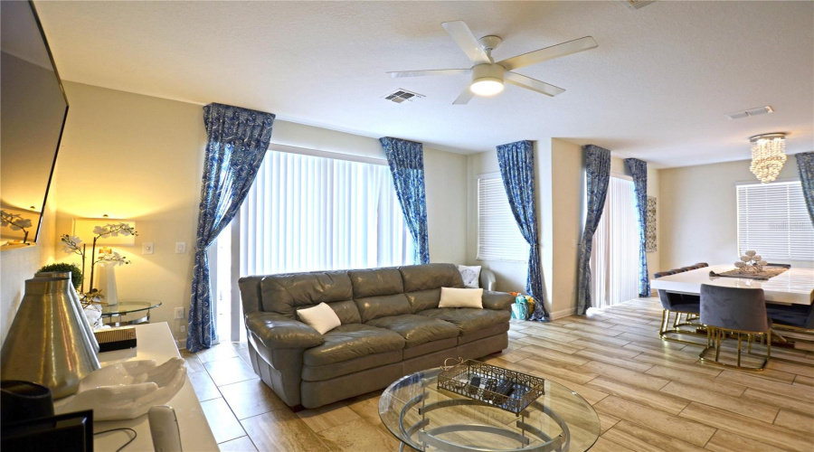 KISSIMMEE, Florida 34746, 6 Bedrooms Bedrooms, ,5 BathroomsBathrooms,Residential,For Sale,KINGS CASTLE,0,MFRO6387556