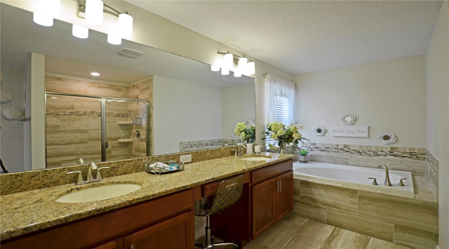 KISSIMMEE, Florida 34746, 6 Bedrooms Bedrooms, ,5 BathroomsBathrooms,Residential,For Sale,KINGS CASTLE,0,MFRO6387556