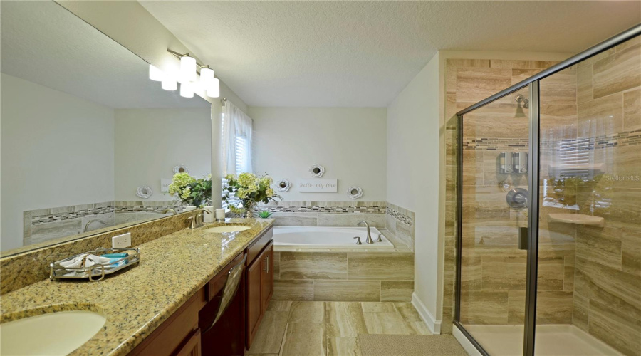 KISSIMMEE, Florida 34746, 6 Bedrooms Bedrooms, ,5 BathroomsBathrooms,Residential,For Sale,KINGS CASTLE,0,MFRO6387556