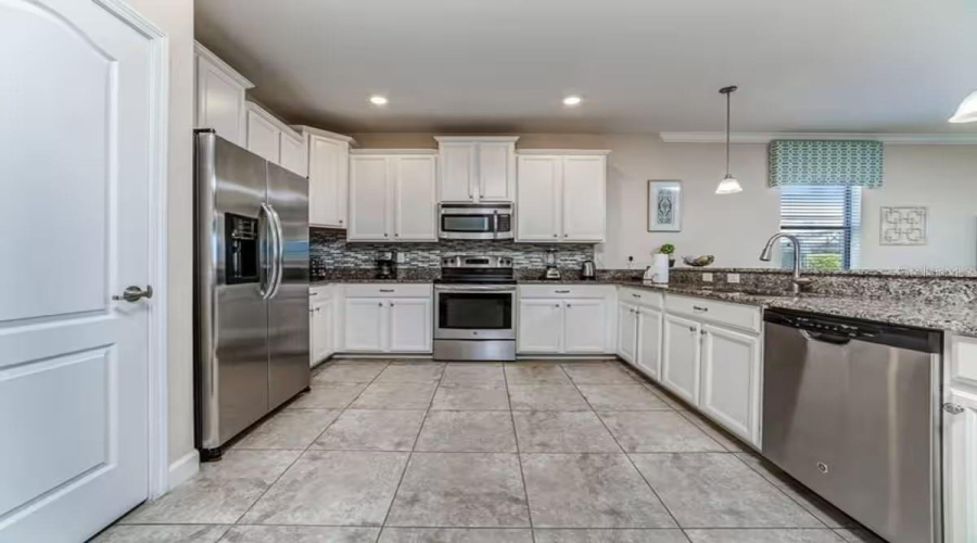 DAVENPORT, Florida 33896, 8 Bedrooms Bedrooms, ,5 BathroomsBathrooms,Residential,For Sale,SHADOW MOUNTAIN,0,MFRO6385097