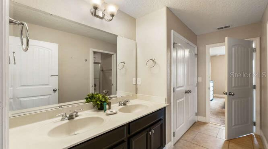 DAVENPORT, Florida 33837, 6 Bedrooms Bedrooms, ,4 BathroomsBathrooms,Residential,For Sale,ACORN,0,MFRO6340733