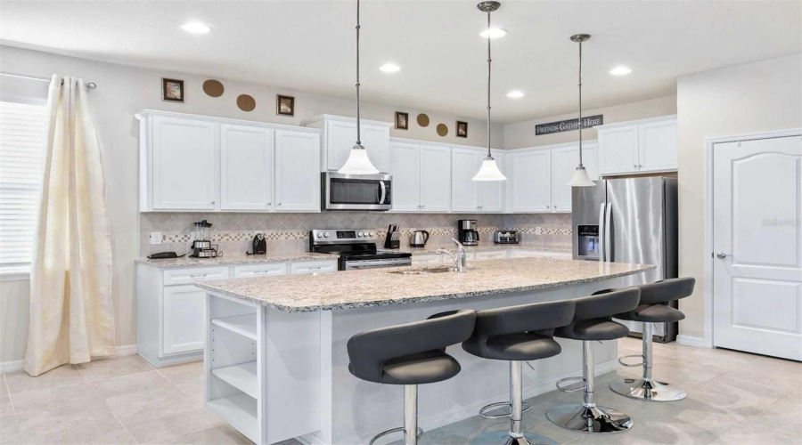 KISSIMMEE, Florida 34747, 8 Bedrooms Bedrooms, ,6 BathroomsBathrooms,Residential,For Sale,LUXOR,0,MFRO6388392