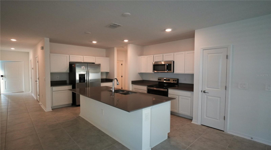 KISSIMMEE, Florida 34746, 3 Bedrooms Bedrooms, ,2 BathroomsBathrooms,Residential,For Sale,BABBLING BROOK,0,MFRO6387928