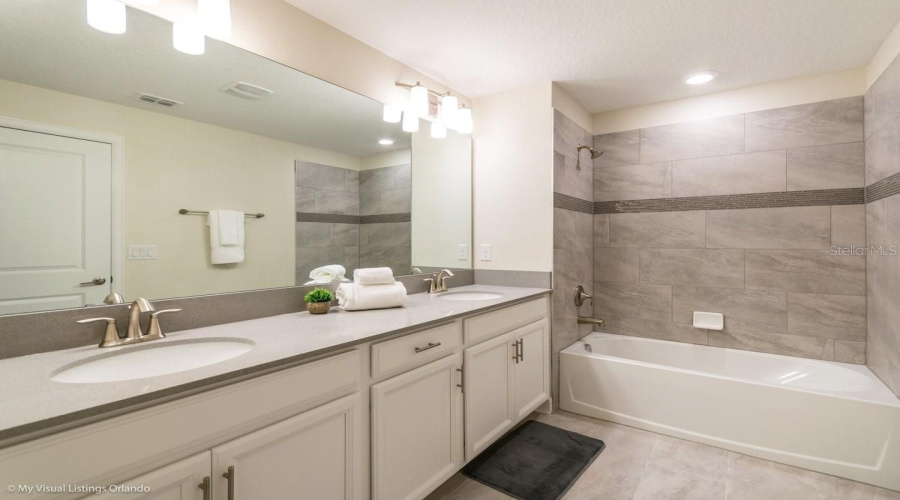 DAVENPORT, Florida 33896, 5 Bedrooms Bedrooms, ,4 BathroomsBathrooms,Residential,For Sale,STINGER,0,MFRO6388447